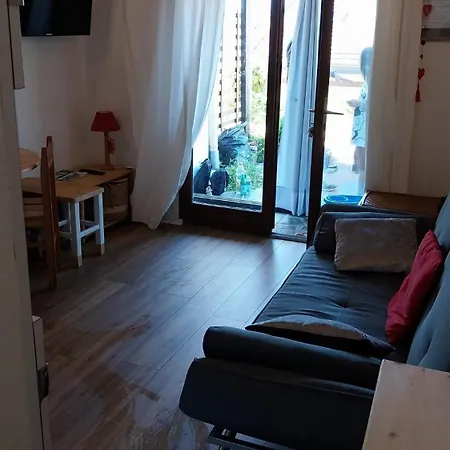 Petit Dans Apartment *